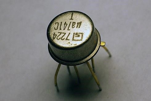 Amplificador operacional uA702